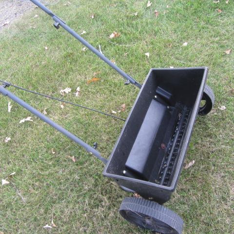 lot 82 image: Black Drop Spreader