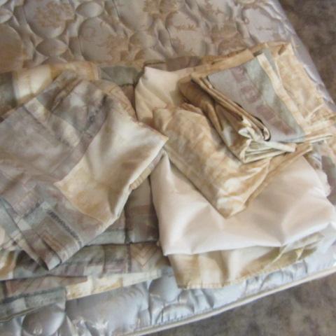 lot 98 image: Bed Linens