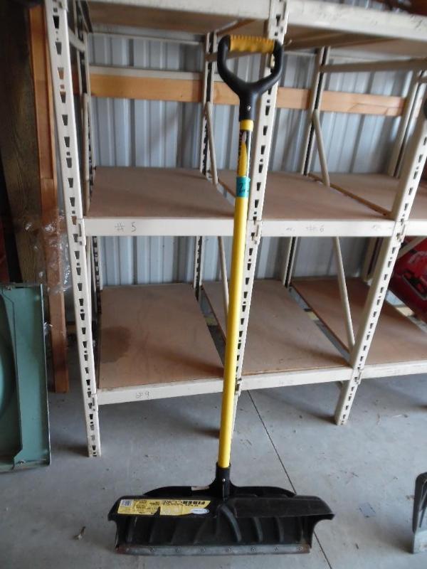 Snow shovel