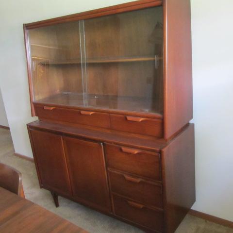 lot 1 image: Mid Century Modern Hutch