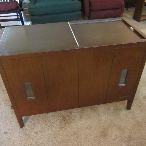 lot 11 image: Magnavox Console Stereo