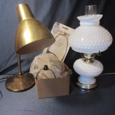 lot 128 image: Hobnail Dresser Lamp