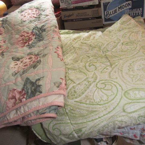 lot 138 image: Comforter & Shams, Queen