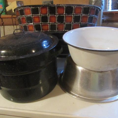 lot 141 image: Enamel Canner, Pans