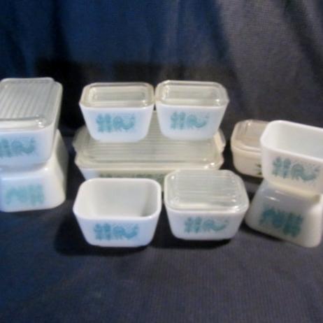 lot 142 image: Pyrex Refrigerator Dishes