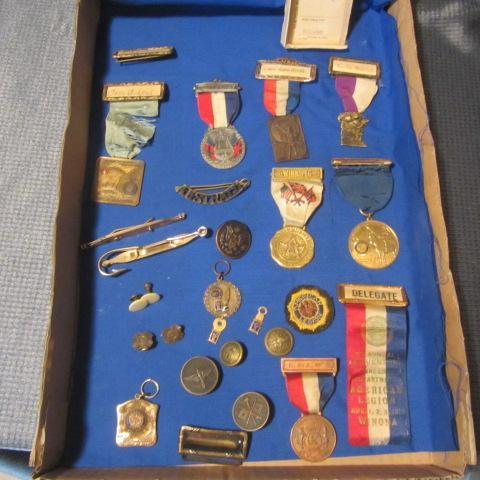 lot 152 image: Am Legion, Norwegian Singers Pins
