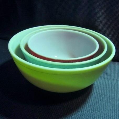 lot 153 image: Pyrex Nesting Bowls