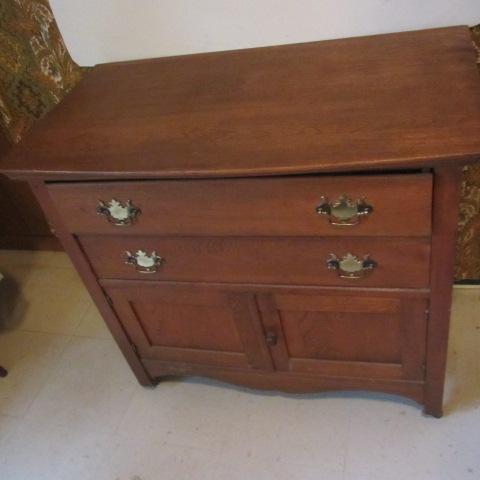 lot 17 image: Antique Oak Wash Stand