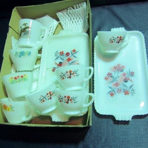 lot 175 image: Fire King Luncheon Set