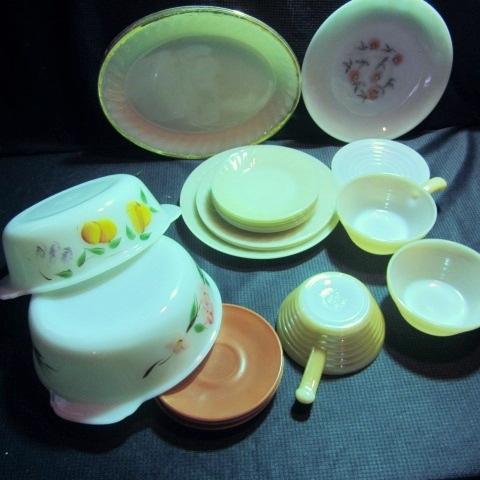 lot 176 image: Fire King Casseroles, Plates