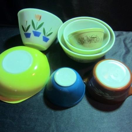 lot 185 image: Pyrex Nesting Bowls, Casseroles
