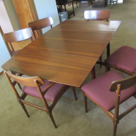 lot 2 image: Craddock Dine Table & Chairs