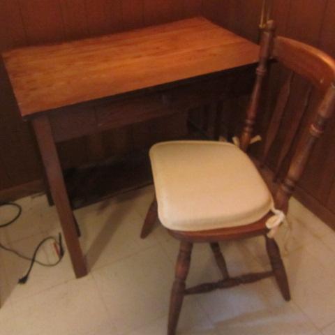 lot 20 image: Antique Library Table