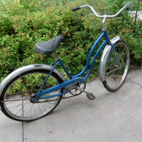lot 202 image: Schwinn Ladies Bicycle