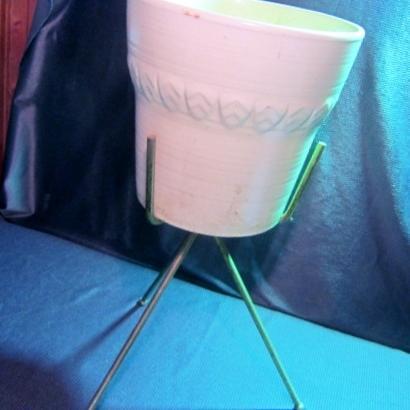 lot 210 image: Retro Plant Stand & Planter