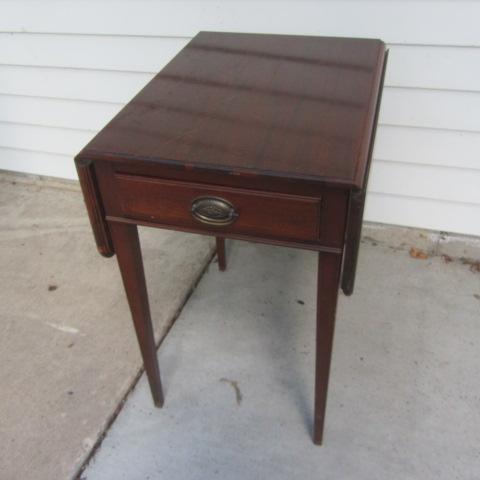 lot 212 image: MCM Mahogany Drop-leaf Table
