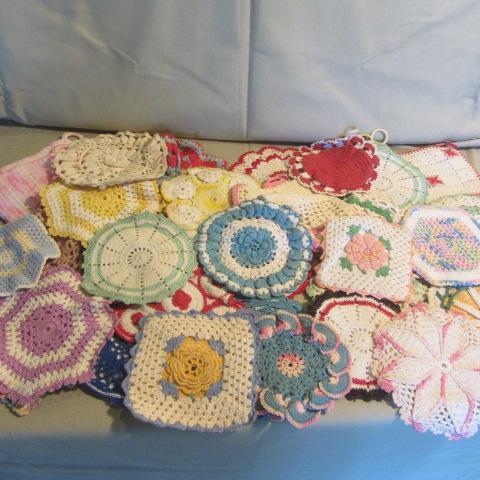 lot 216 image: Vintage Crocheted Pot Holders