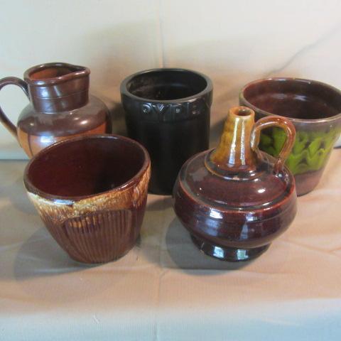 lot 241 image: Pyrex Holder, Pottery