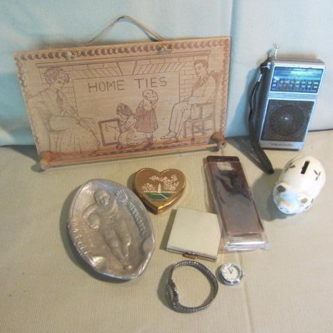 lot 253 image: Antique Tie Holder, Lou Lund, Compacts