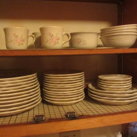 lot 300 image: Pfaltzgraff Dinnerware