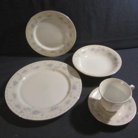 lot 321 image: Porcelain Dinnerware