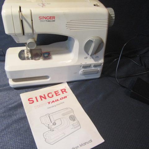 lot 60 image: Singer Tiny Tailor Sew Machine