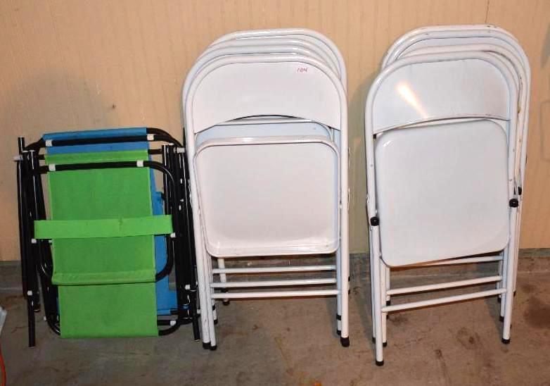 lot 104 image: 8 white folding chairs & 2 folding lawn c...