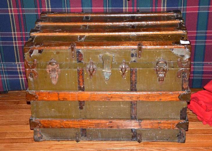 lot 14 image: Antique wood steamer trunk 24x32x20"...