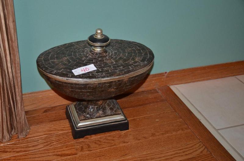 lot 40 image: Nice looking Urn 13" long....
