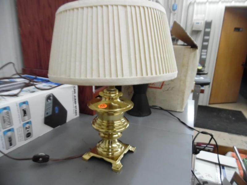 lot 23 image: Lamp