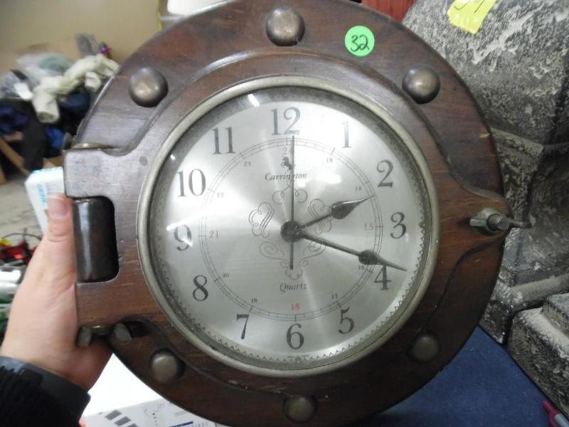 lot 32 image: Clock