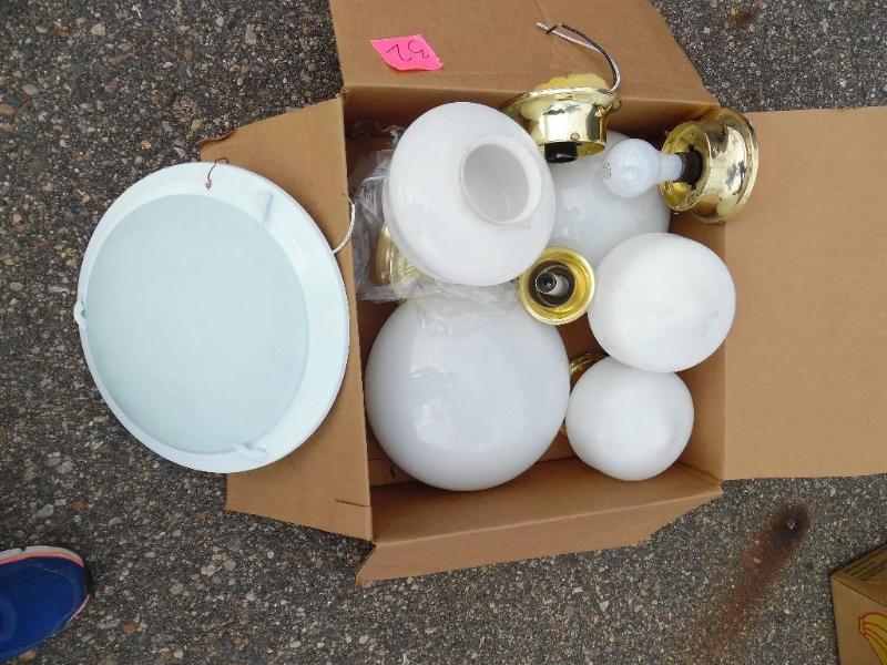 lot 32 image: Light fixtures