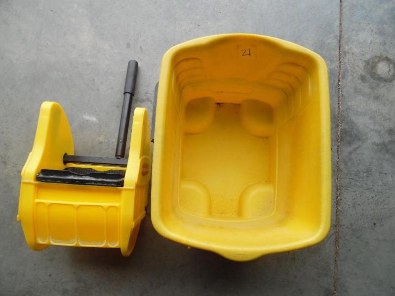 Commercial mop bucket
