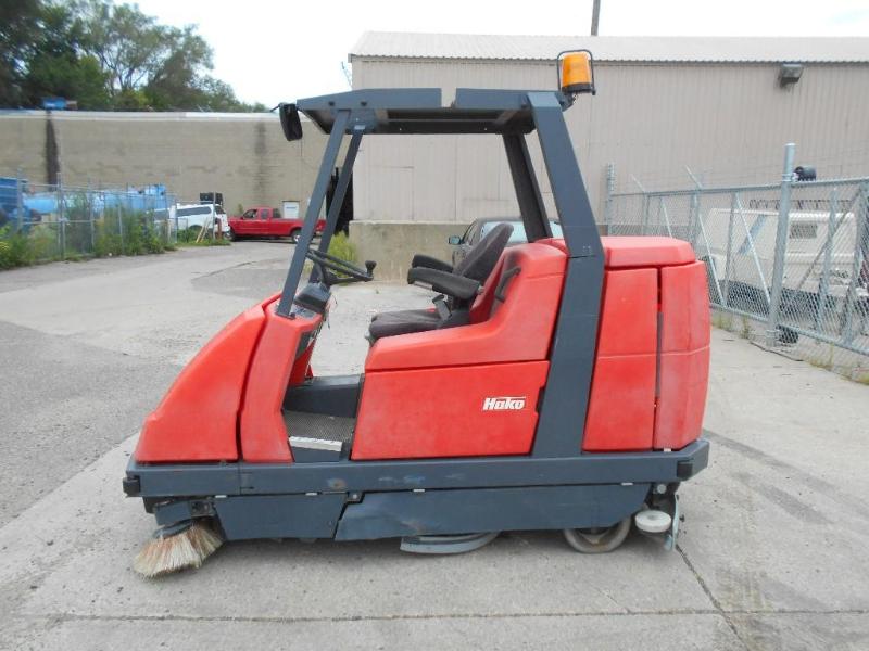 lot 2 image: Hakomatic B1100 Floor Sweeper  Scrubber  Vacuum Drier. 36 Volt Electric.