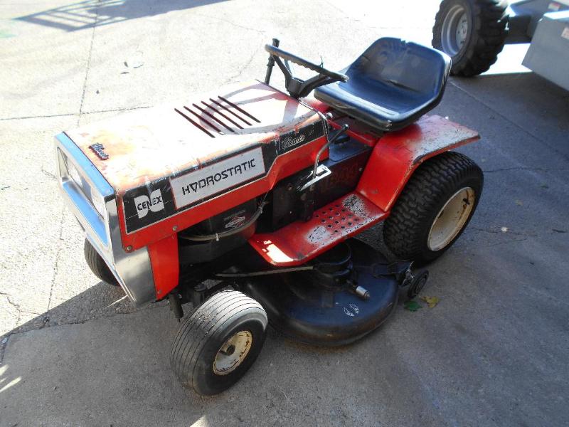 lot 21 image: Montgomery Wards Hydrostatic Riding Lawnmower. Runs.