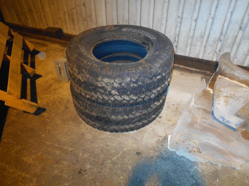 lot 22 image: 2 Tires, LT30570R16