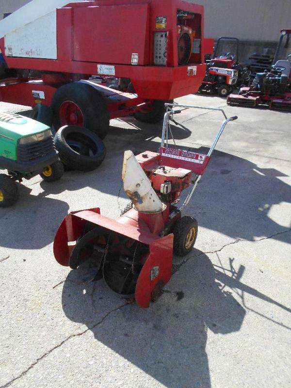 lot 10 image: Wheel Horse Snowblower. Electric Start. 27 Cutting Width.