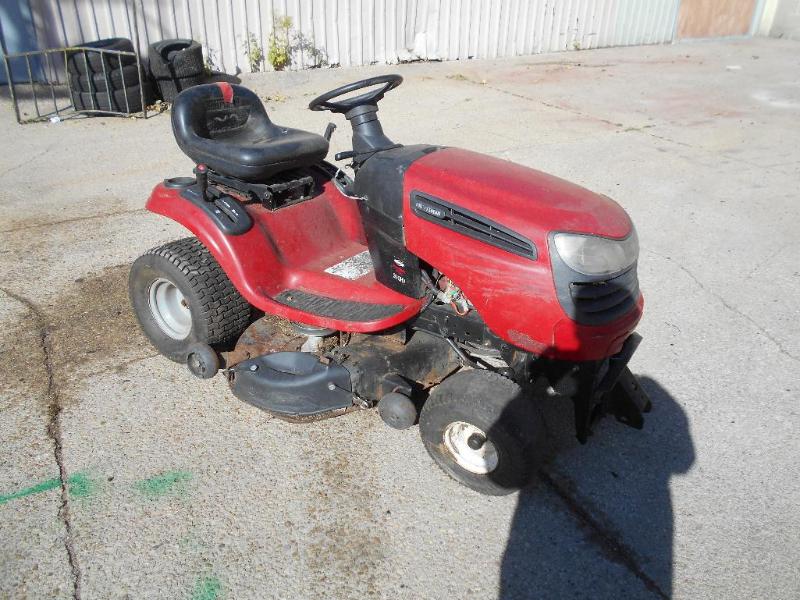 lot 14 image: Craftsman Riding Lawnmower. Runs.
