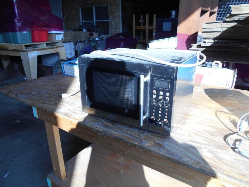 lot 19 image: Galanz Microwave