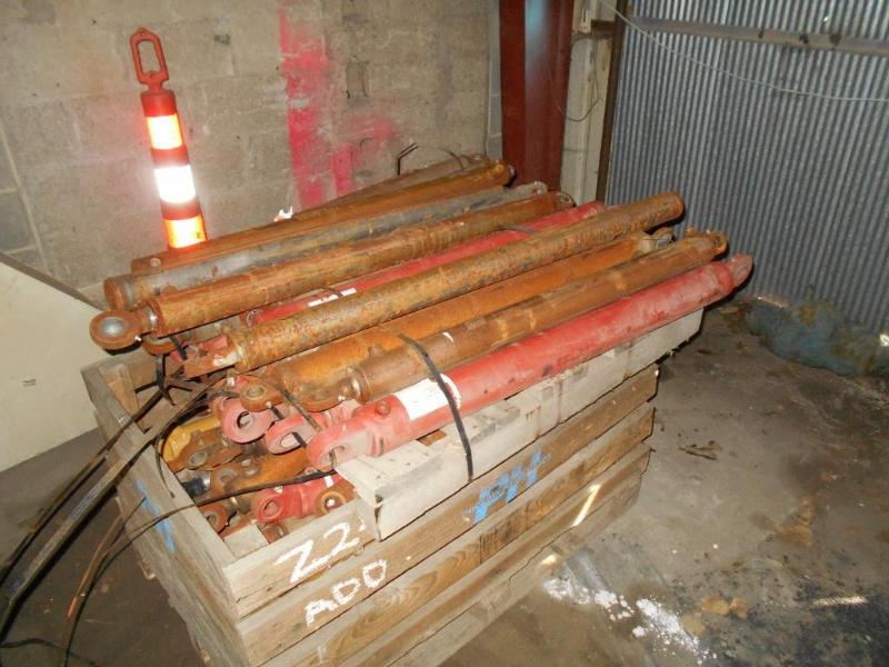 lot 23 image: Choice of 2 Hydraulic Cylinders