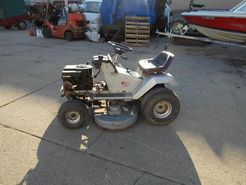 lot 9 image: Craftsman Riding Lawnmower. 40 Cut. 11 HP. Runs.