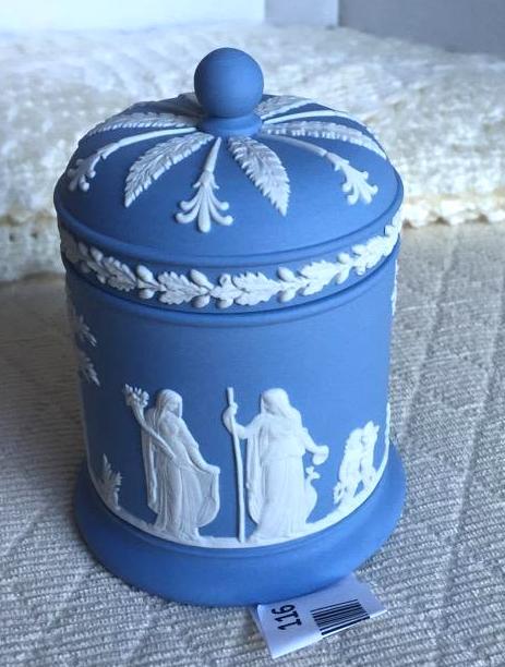 lot 116 image: Wedgwood Jasperware Wht on blue lidded biscui...