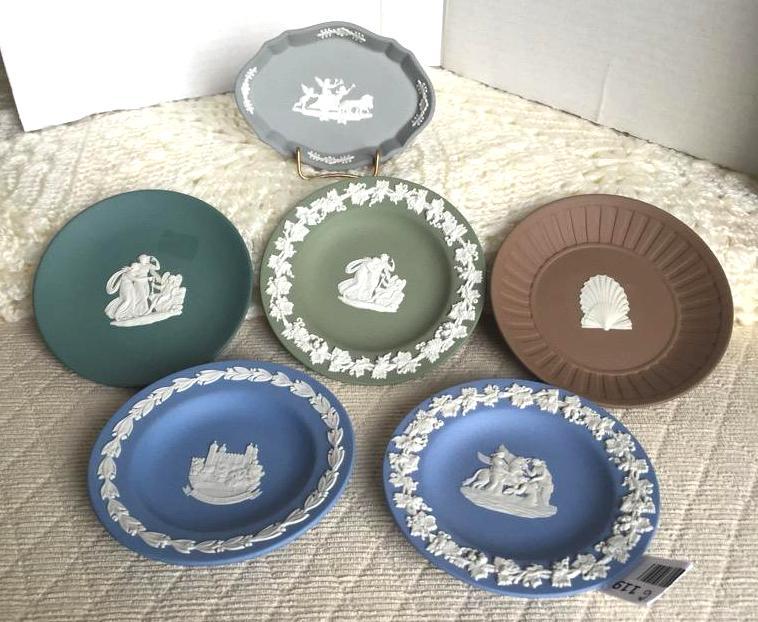 lot 119 image: Wedgwood Miniature Plates (6), various colors...