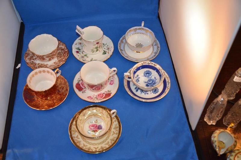 lot 121 image: Tea Cups Collectible Royal Grafton&nbsp8978...