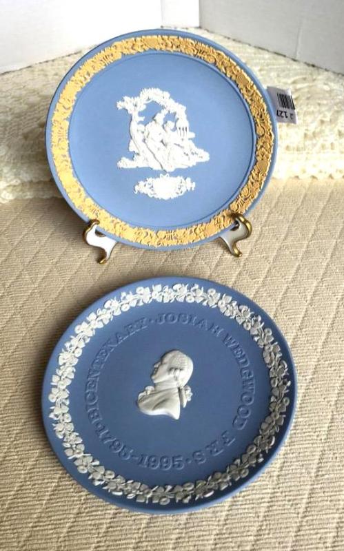 lot 127 image: Wedgwood Plates Valentine Day 1989, 8th in co...