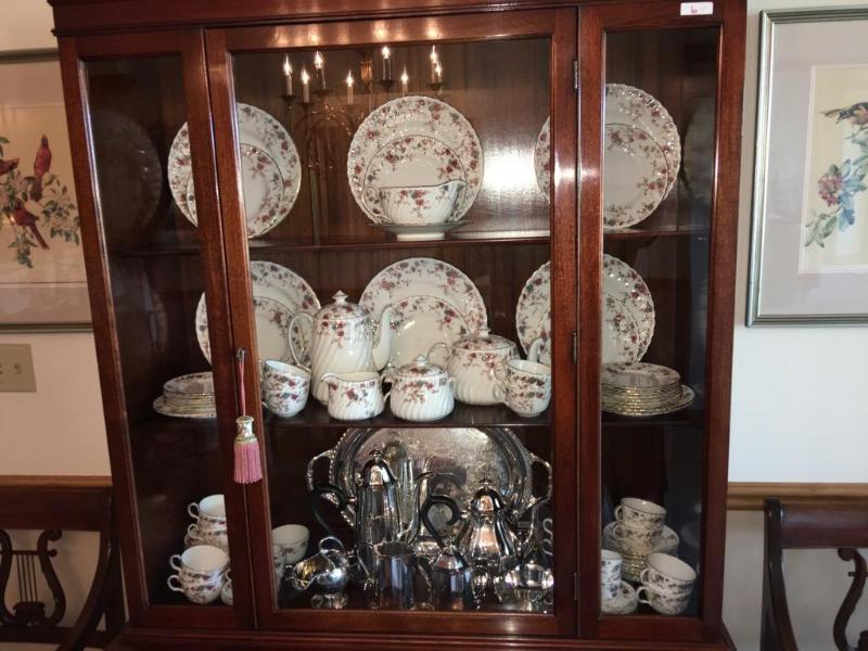 lot 16 image: Minton Fine Bone China S376 Dinner Service fo...