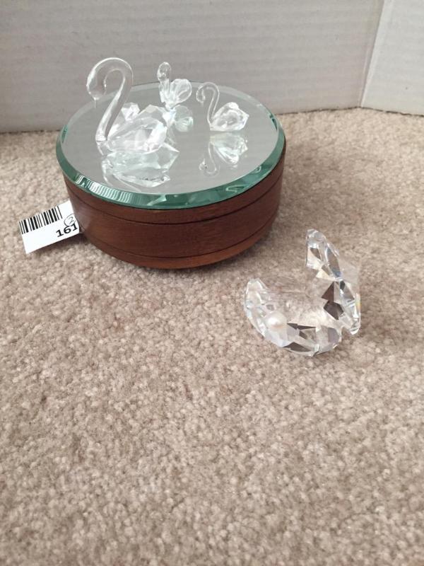lot 161 image: Reuge Music box with Glass Swans on top. Play...