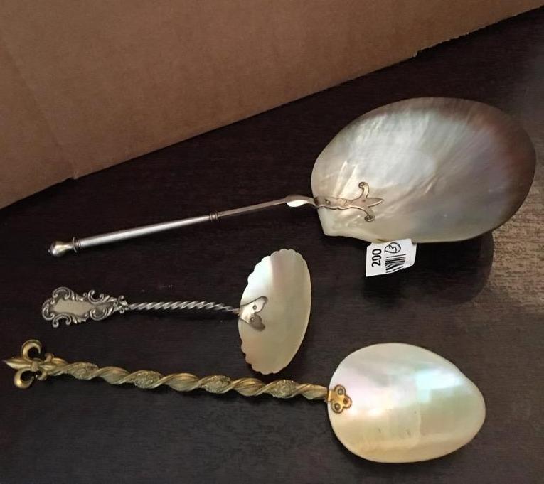 lot 200 image: Mother of pearl Caviar spoons. Some marked. L...