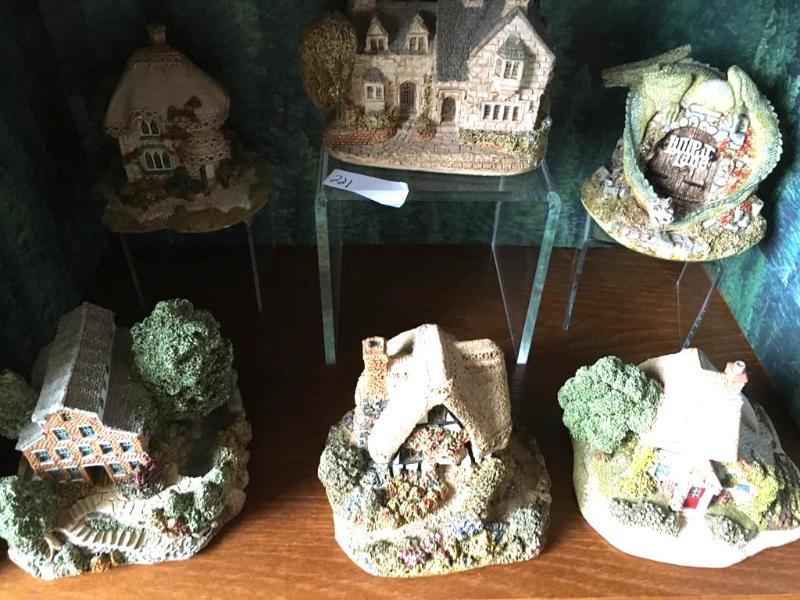 lot 221 image: Collectable LILLIPUT LANE&nbspFigurines. Lot...