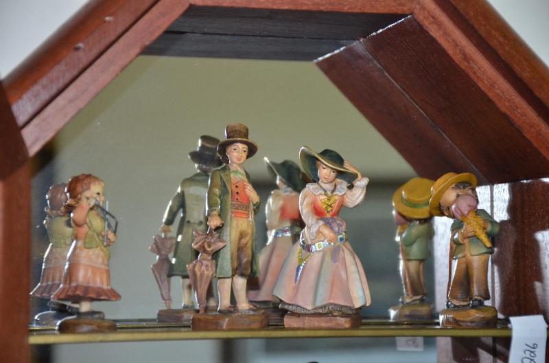lot 226 image: 4 Anri Wood Carved Figurines. &quotTiny Soun...